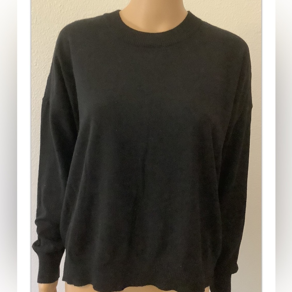 NWT $78 T Tahari Women Sweater Sz M regular womens Black-Long Sleeve, Crew- neck